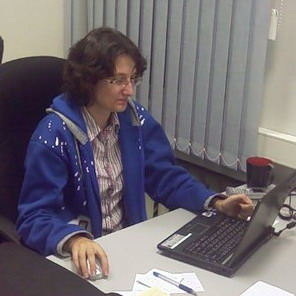 Лиза Трибунская за компьютером в офисе 1С-Битрикс